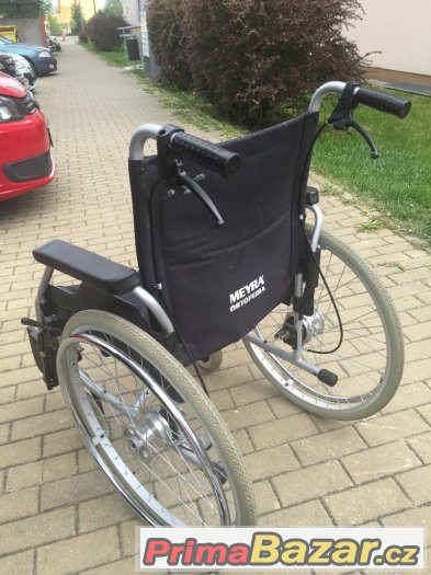 Invalidni vozik meyra 48 s brzdama pro doprovod
