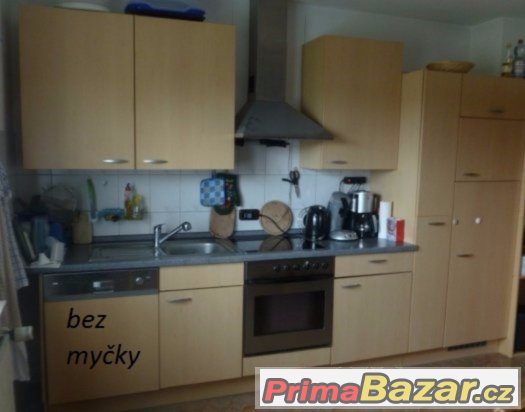 Moderní kuchynská linka se všemi spotřebiči Moderní kuchynská linka se všemi spotřebiči