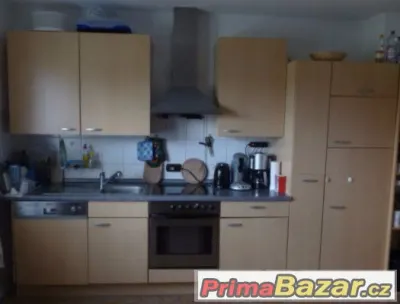 Moderní kuchynská linka se všemi spotřebiči