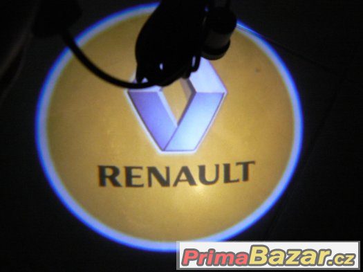 Promítání loga Renault na vozovku