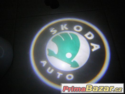 Promítání loga Škoda na vozovku