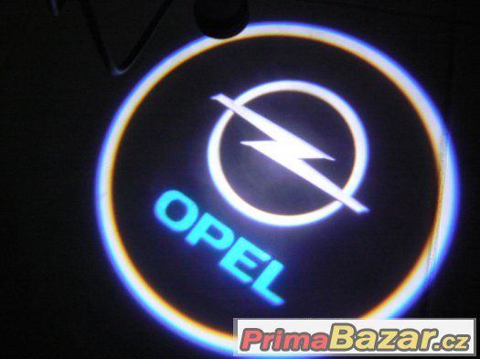 Promítání loga Opel na vozovku