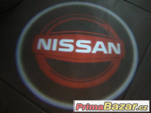 Promítání loga Nissan na vozovku
