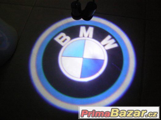 Promítání loga BMW na vozovku