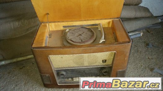 Staré rádio s gramofonem Tesla