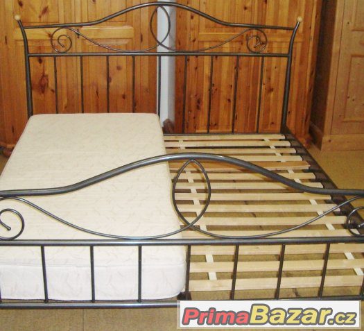 Kovová postel moderní + lam. rošty + matrace
