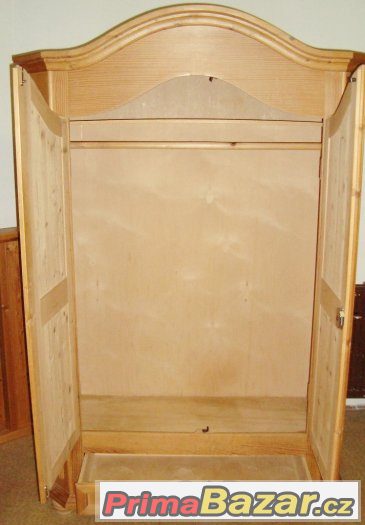 Selská šatní skříň z borovice ( polomasiv )