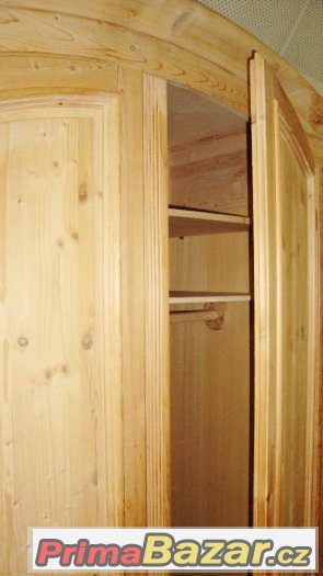 Selská  šatní skříň z borovice - polomasiv