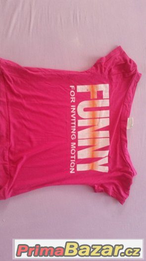 Krátké, růžové tričko s nadpisem