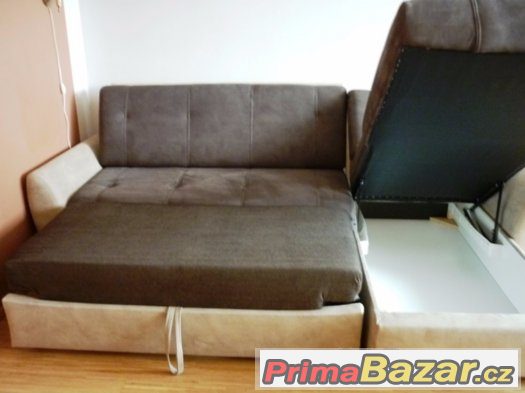 Rohový rozkládací gauč s úložným prostorem a taburet.