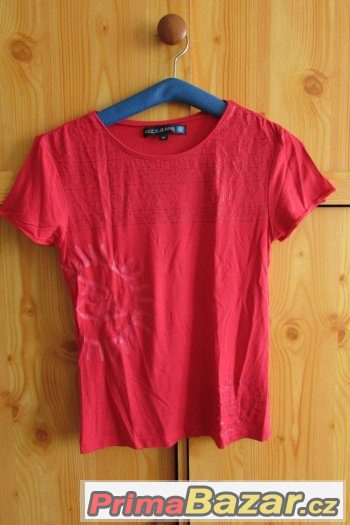LIKVIDACE šatníku - Dámské červené tričko se vzory, vel. S
