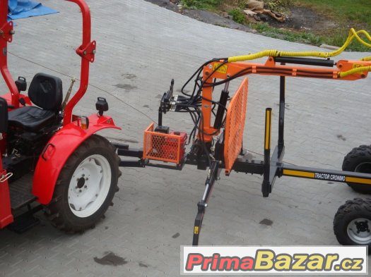 Vyvážecí přívěs s hydraulickou rukou za traktor, vyvážečka