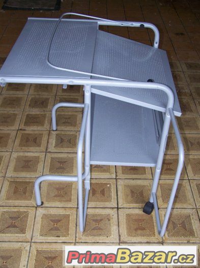 Počítačový stolek vhodný do malých prostor