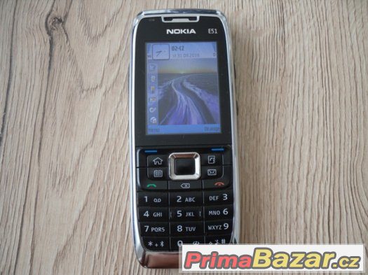 Nokia E51,klasický tlačítkový telefon,perfektní stav.