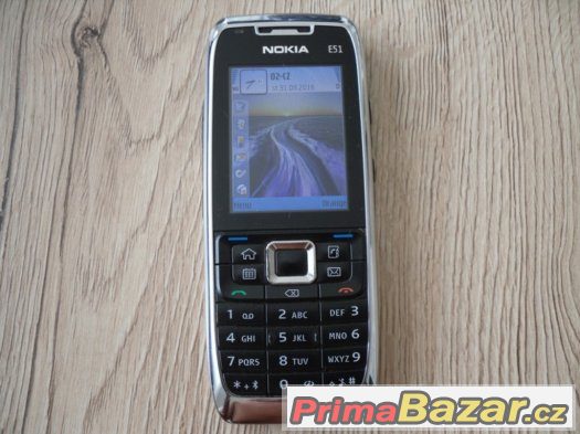 nokia-e51-klasicky-tlacitkovy-telefon-perfektni-stav