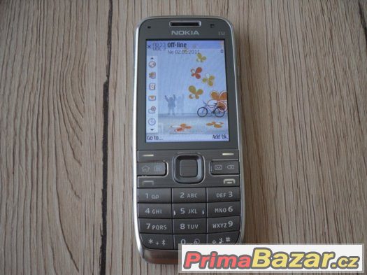 Nokia E52, 3.2MPx, perfektní stav, plně funkční, stříbrná.