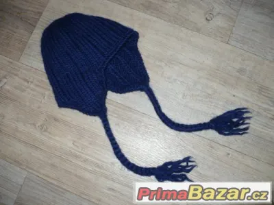 Pletená tmavomodrá ušanka