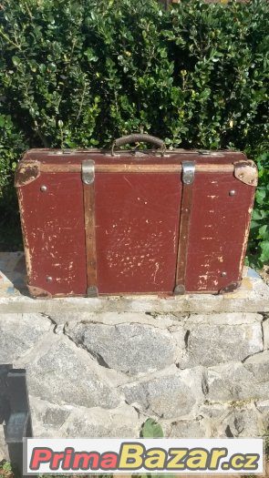 Prodám starožitný kufr. Cena 500,- Kč. Email: jpdd@seznam.cz