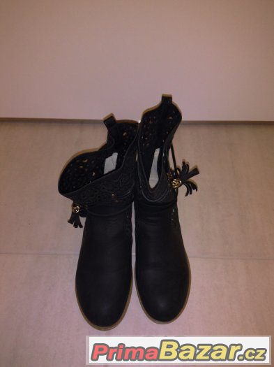 Cerne kotnikove boty