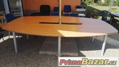 Velký a masivní zasedací stůl