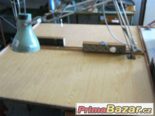Montážní dílenský stůl s bytelnou kovovou kontrukcí