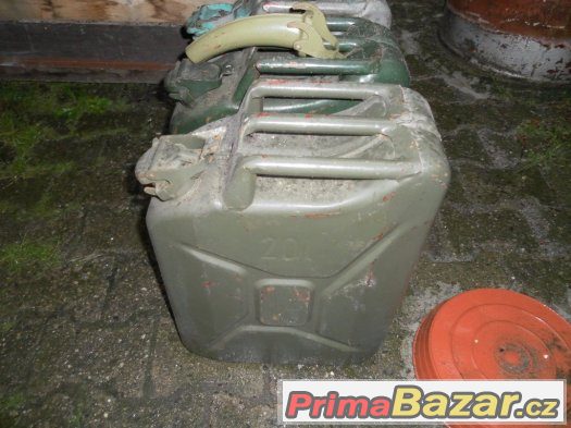 Prodám tři 20l kanystry Prodám tři 20l kanystry