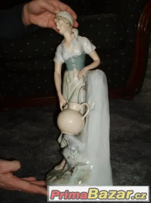 Porcelánová socha "Dívka s vědrem" Dux