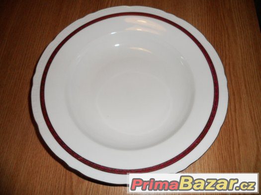 Porcelánové talíře a jiné kuchyňské potřeby Porcelánové talíře a jiné kuchyňské potřeby