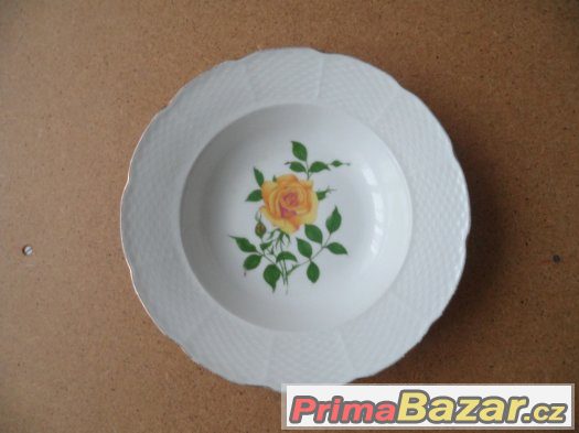 Porcelánové talíře a jiné kuchyňské potřeby Porcelánové talíře a jiné kuchyňské potřeby