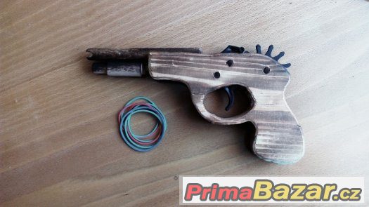 Dřevěná vyřezávaná pistole pro metání gumiček