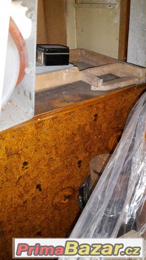 knihovna-se-zrcadlem-50-leta-min-stol-k-renovaci