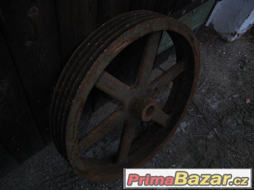 řemenice průměru 57cm. řemenice průměru 57cm.