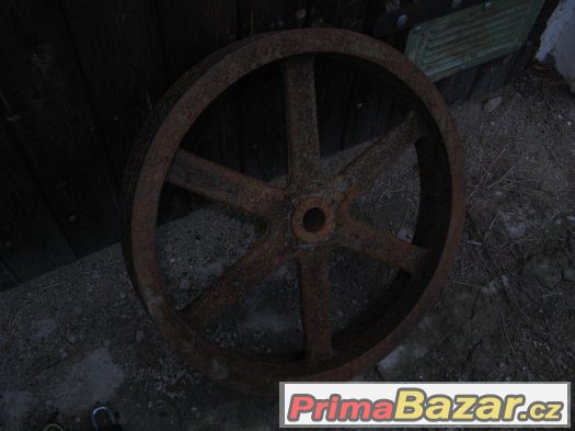 řemenice průměru 57cm. řemenice průměru 57cm.