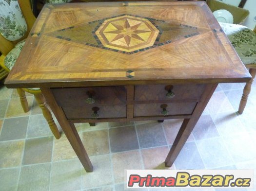 Intarzovaný starožitný stolek