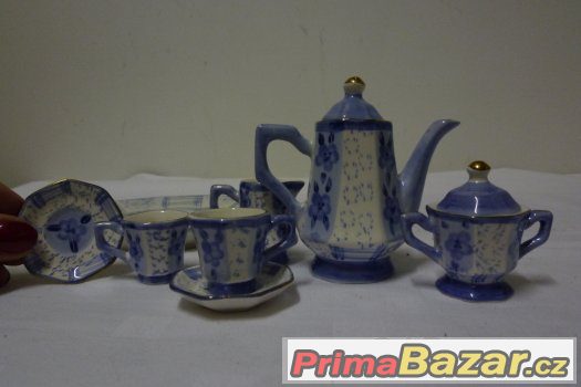 Porcelánový servis na zámek pro panenky Porcelánový servis na zámek pro panenky