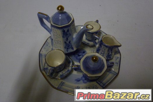 Porcelánový servis na zámek pro panenky Porcelánový servis na zámek pro panenky