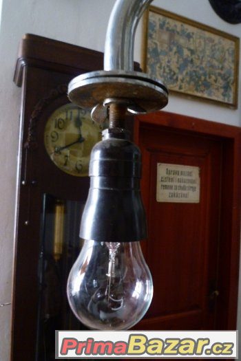Chromovaná trubková lampa