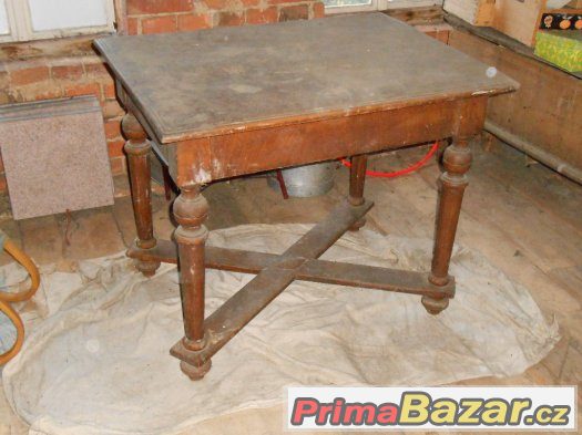 Starožitný dřevěný stůl