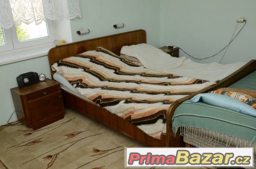 manželská postel s nočními stolky