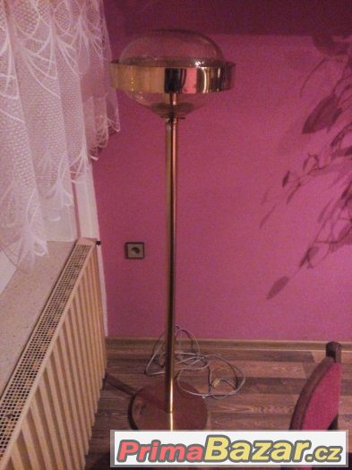 Stará stojící lampa.
