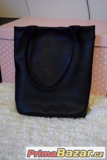 Velká černá minimalistická kabelka