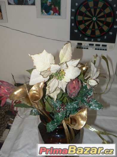 Krásná velká dekorativní kytice ve váze - ČB