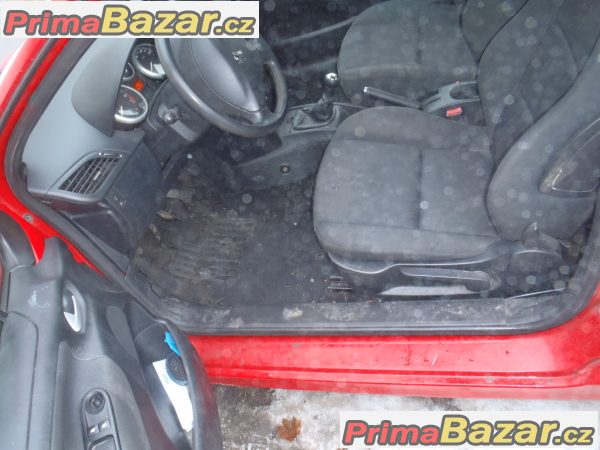 peugeot 207 1.4be 65kw pri parkovani poskozen