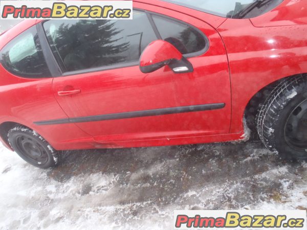 peugeot 207 1.4be 65kw pri parkovani poskozen