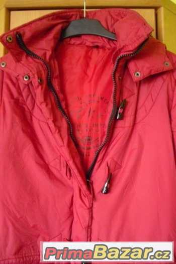 Červený kabát, značky White Mountains