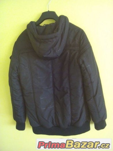 Černá zimní bunda s kapucí, značky UND