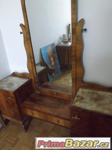 Toaletní stolek se zrcadlem a taburetem 1920-1930