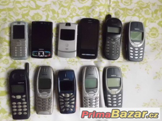 Sbírka pěkných retro sběratelských telefonů - Nokia a další