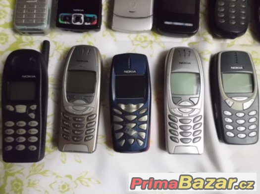 Sbírka pěkných retro sběratelských telefonů - Nokia a další