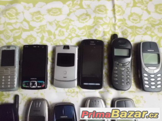 Sbírka pěkných retro sběratelských telefonů - Nokia a další